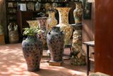  Bình mỹ nghệ khắc Dây lá, xanh cobalt, C65 x R18 cm 