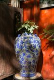  Bình mỹ nghệ khắc Dây lá, xanh cobalt, C65 x R18 cm 
