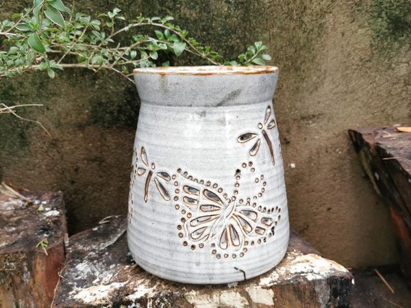  Bình chạm lọng trụ họa tiết bướm chuồn chuồn, H18 cm- 