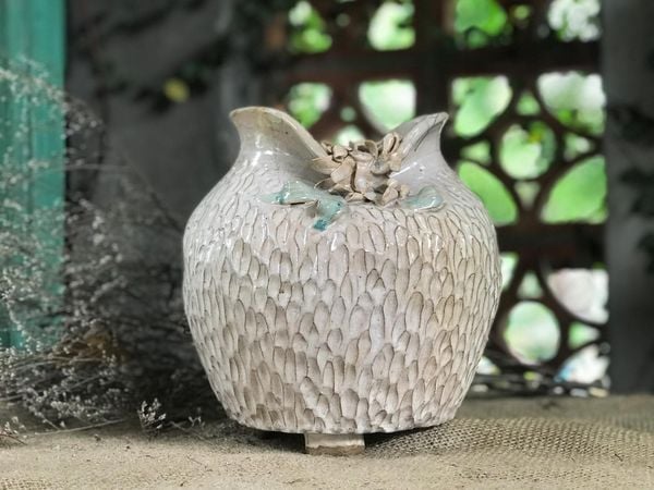  Bình vuốt tay, miệng túm hoa đắp nổi, H30 cm- SP000812 