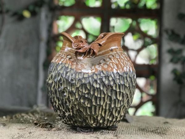  Bình vuốt tay, miệng túm hoa đắp nổi, H30 cm- SP000812 