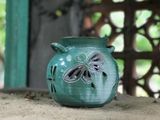  Bình gốm vuốt tay, chạm lọng họa tiết hoa bướm, có quai, H15 cm, gốm nghệ nhân Nguyễn Thị Dũng - SP000835 