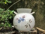  Bình gốm vuốt tay, chạm lọng họa tiết hoa bướm, có quai, H15 cm, gốm nghệ nhân Nguyễn Thị Dũng - SP000835 