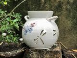  Bình gốm vuốt tay, chạm lọng họa tiết hoa bướm, có quai, H15 cm, gốm nghệ nhân Nguyễn Thị Dũng - SP000835 