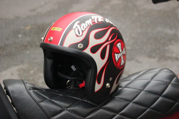 72jam matt black/ red flames K109