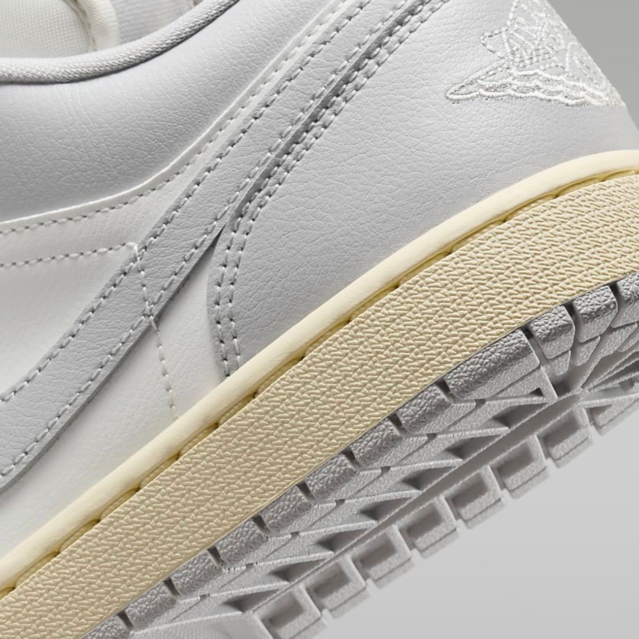  Giày Nike Air Jordan 1 Low Light Grey Sail DC0774-103 