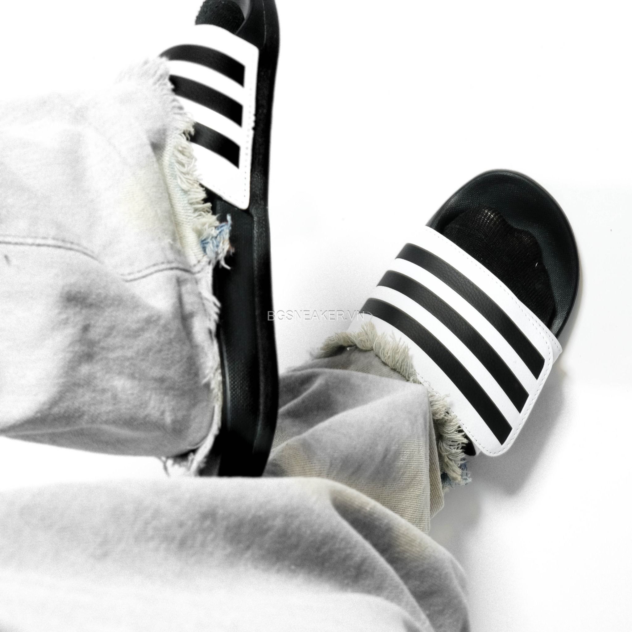  Dép Adidas Adilette Comfort White Black GZ8950 