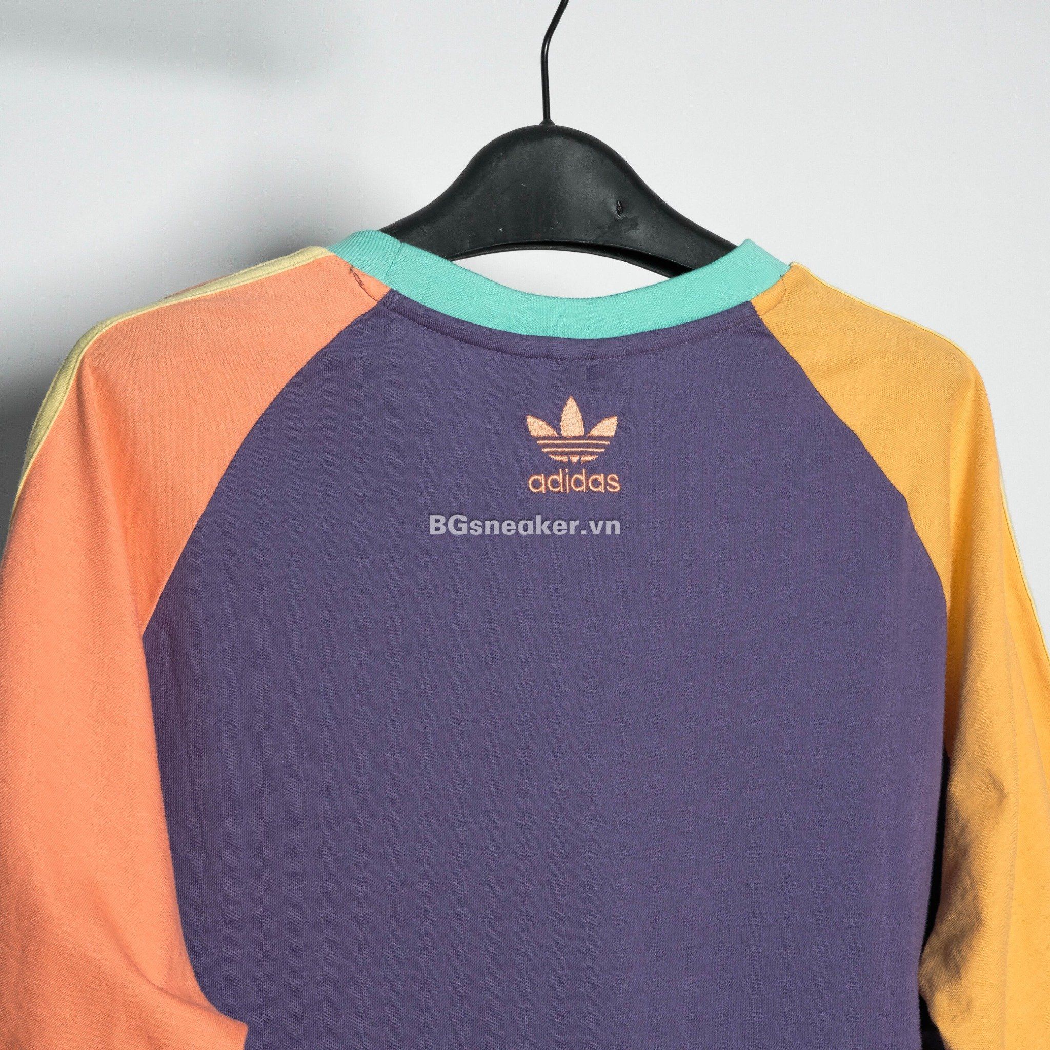  Áo Thun Adidas ADICOLOR Enjoy Summer Raglan  IT8189 