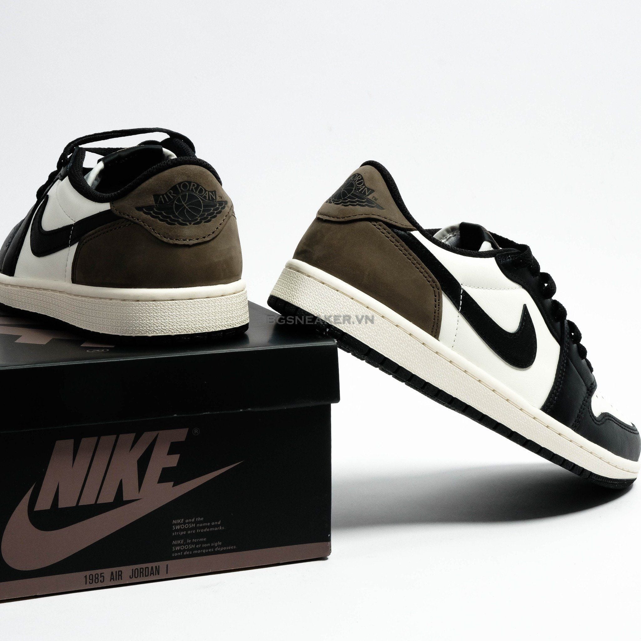 ナイキ スニーカー メンズ レディース ウィメンズ ジョーダン1 ミッド ブラック/メタリックシルバー NIKE WMNS AIR JORDAN 1 MID METALLIC SILVER NIKE ナイキ エア ジョーダン ロー スニーカー AIR JORDAN 1 LOW OG GS