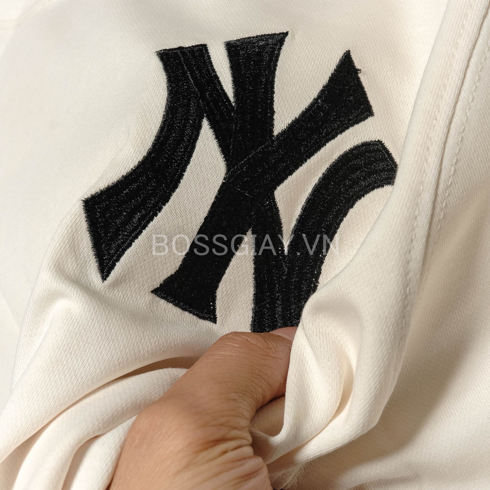 New Era New York Yankees archive patch t-shirt in off white