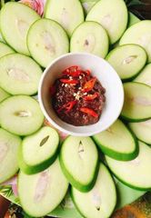 Xoài non gọt sẵn và mắm ruốc