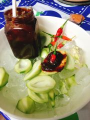 Xoài non gọt sẵn và mắm ruốc