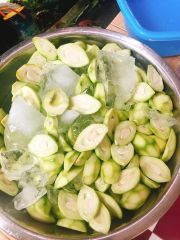 Xoài non gọt sẵn và mắm ruốc