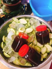 Xoài non gọt sẵn và mắm ruốc