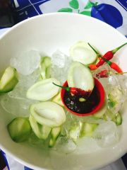 Xoài non gọt sẵn và mắm ruốc