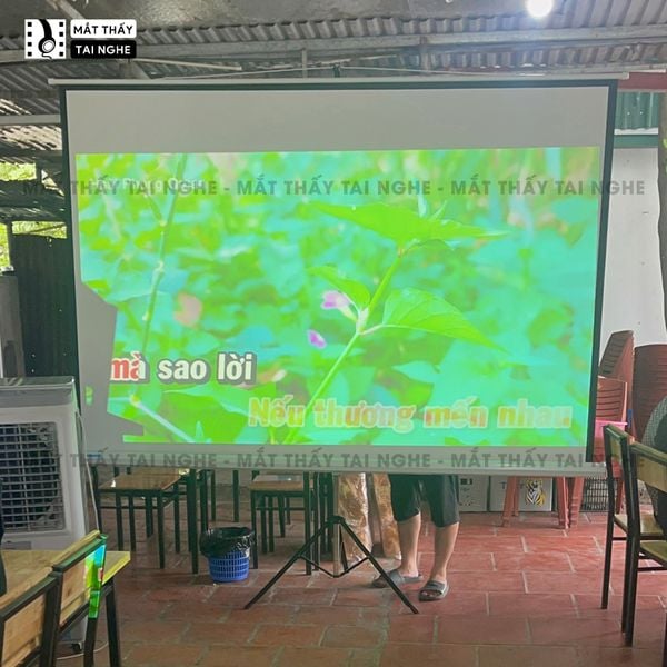 Màn chiếu chân đứng chất liệu PVC chất lượng cao, cho hình ảnh sắc nét, chuyên dụng cho mọi loại máy chiếu, hỗ trợ trình chiếu đa tỉ lệ, kích thước 100inch 120inch 140inch 150inch