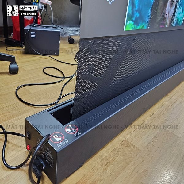 Màn chiếu để sàn điện quang học, chuyên dụng cho máy chiếu xa, có điều khiển tự động lên xuống, góc nhìn 180 độ, loại cao cấp, cho chất lượng hình ảnh đẹp, sắc nét, thuận tiện di chuyển