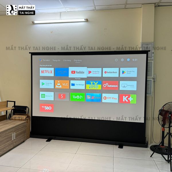 Màn chiếu để sàn có chân dựng đứng 100inch góc nhìn 180 độ, cho chất lượng hình ảnh đẹp, sắc nét, thuận tiện di chuyển, dùng được cho mọi loại máy chiếu