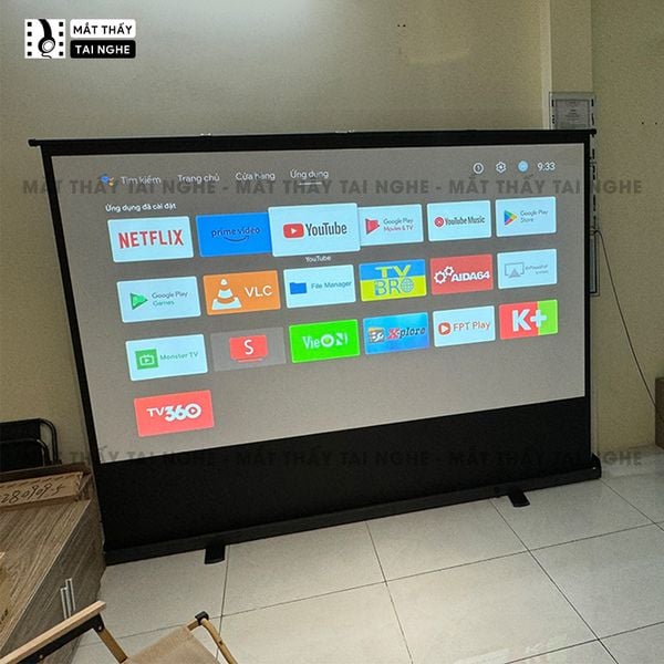 Màn chiếu để sàn có chân dựng đứng 100inch góc nhìn 180 độ, cho chất lượng hình ảnh đẹp, sắc nét, thuận tiện di chuyển, dùng được cho mọi loại máy chiếu
