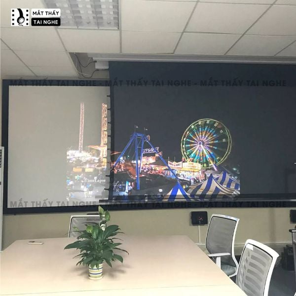 Màn chiếu điện tương phản cao tự động chất liệu cao cấp, cho hình ảnh sắc nét, chuyên dụng cho mọi loại máy chiếu, hỗ trợ 7 kích thước