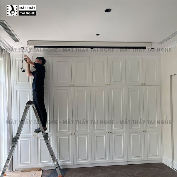 Màn chiếu điện tương phản cao tự động chất liệu cao cấp, cho hình ảnh sắc nét, chuyên dụng cho mọi loại máy chiếu, hỗ trợ 7 kích thước