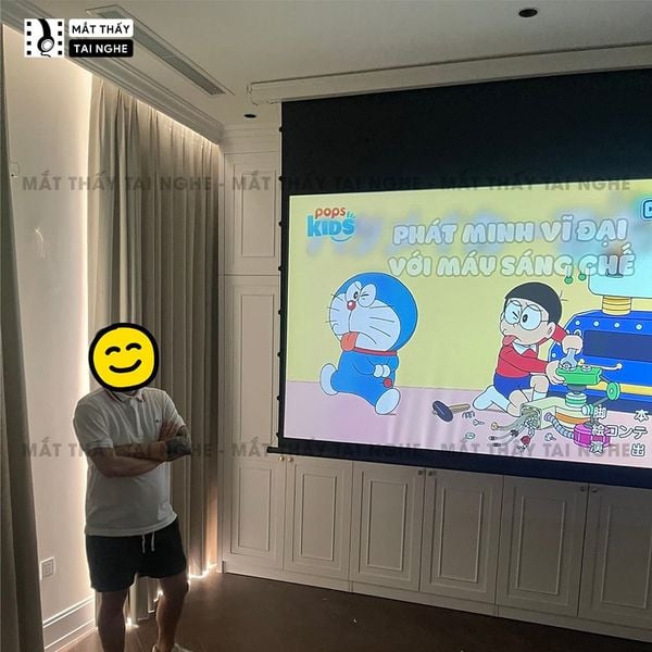 Màn chiếu điện tương phản cao tự động chất liệu cao cấp, cho hình ảnh sắc nét, chuyên dụng cho mọi loại máy chiếu, hỗ trợ 7 kích thước