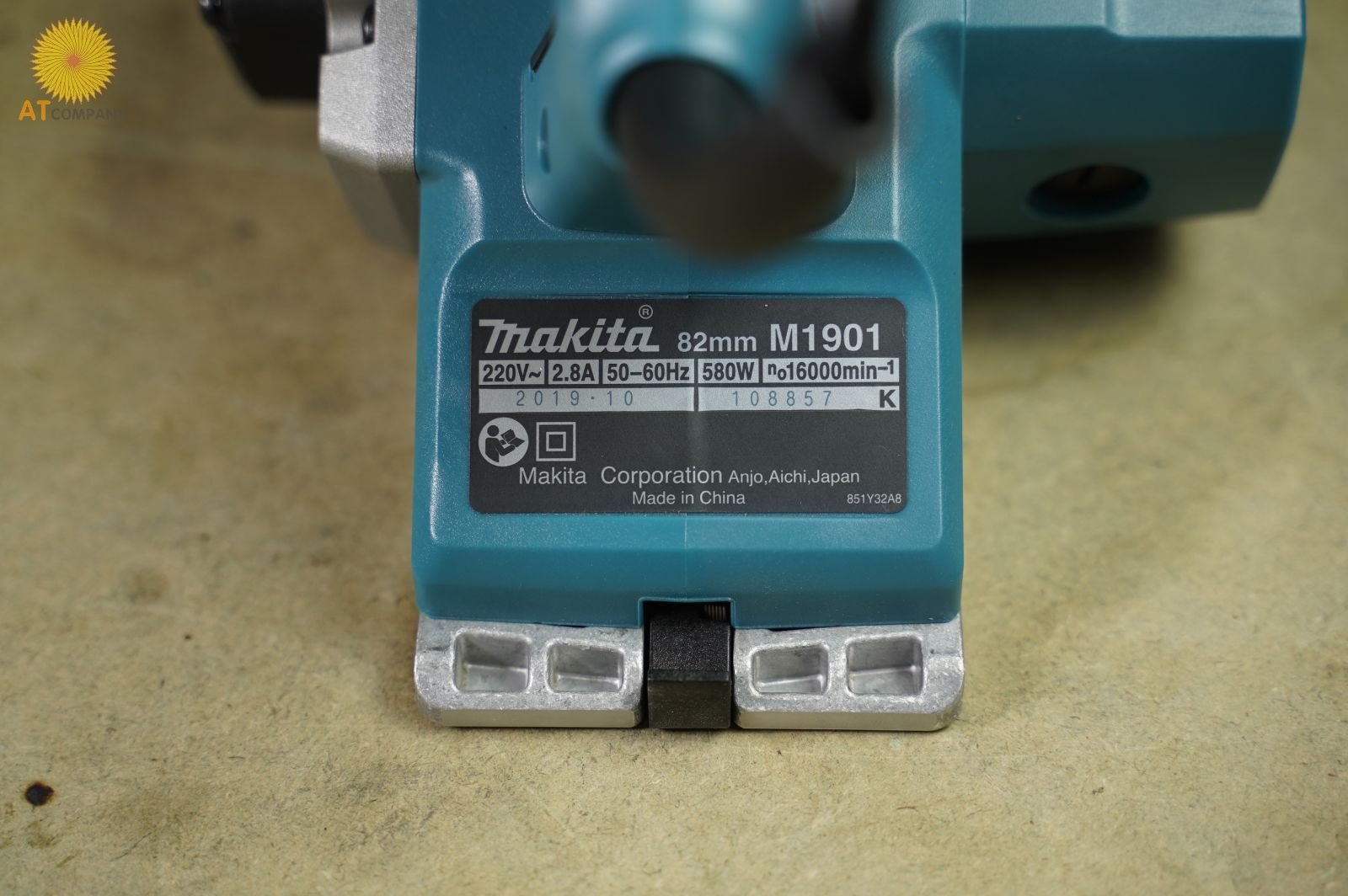  Máy bào gỗ Makita M1901B 