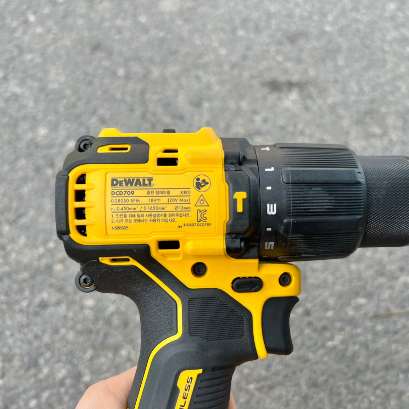  Máy khoan dùng pin 18v Dewalt DCD709D2 