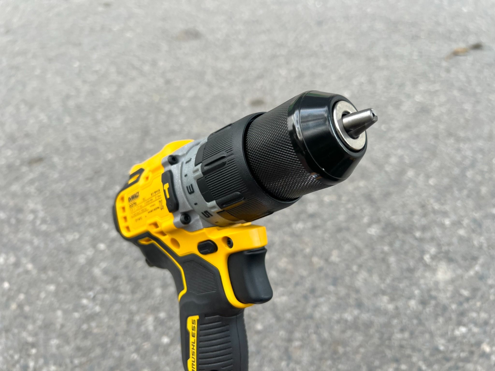  Máy khoan cầm tay Dewalt 12V DCD706 