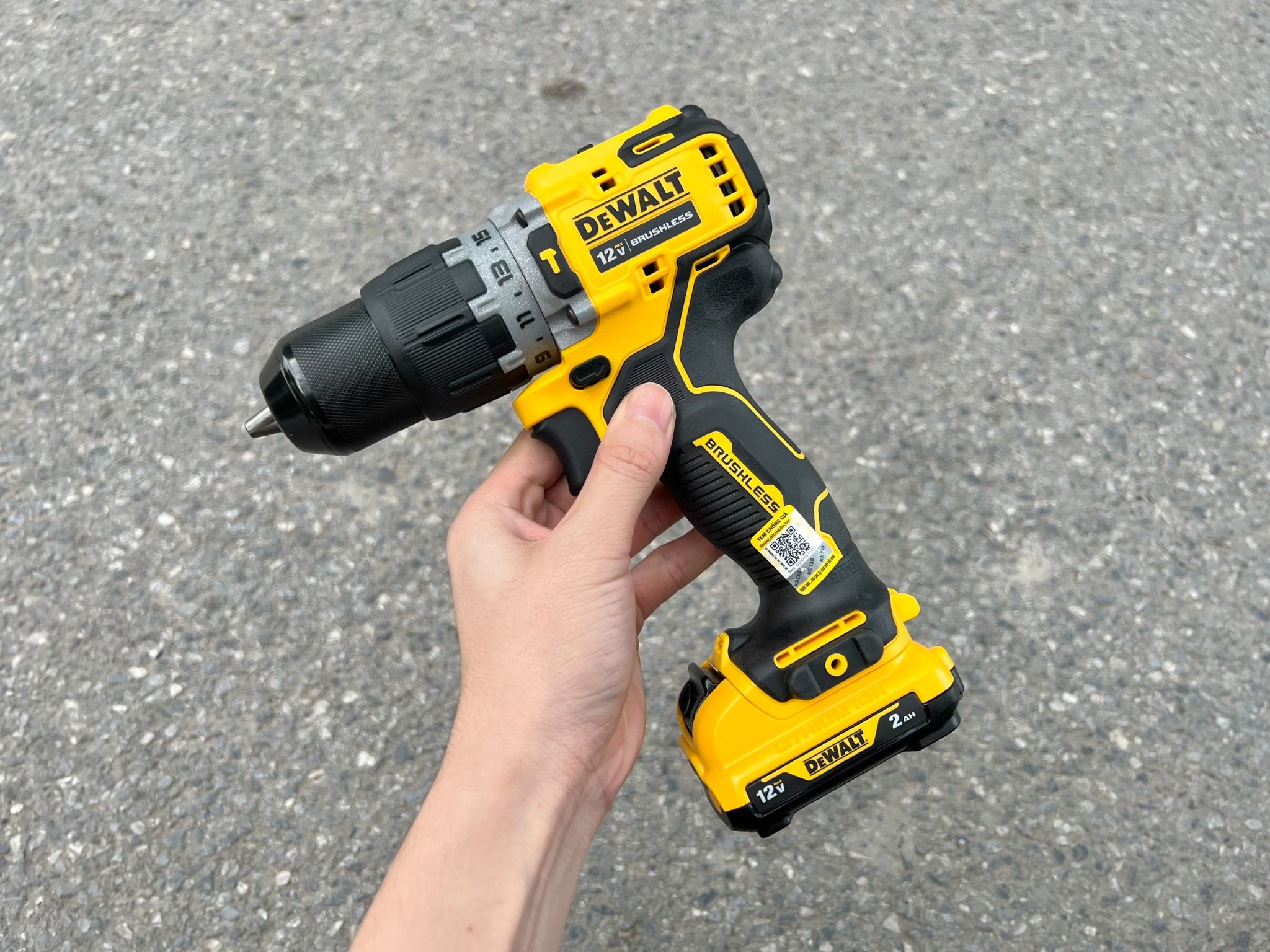  Máy khoan cầm tay Dewalt 12V DCD706 