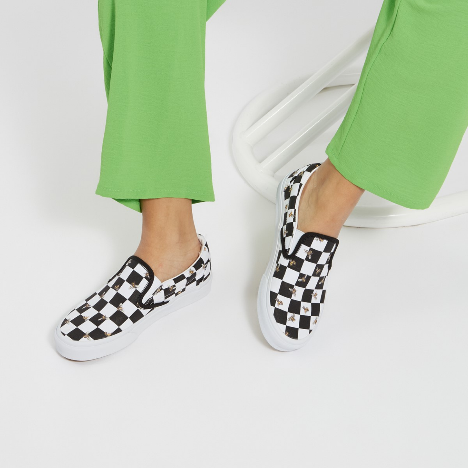  Giày Vans Classic Bee Check Classic Slip-On in White/Black 