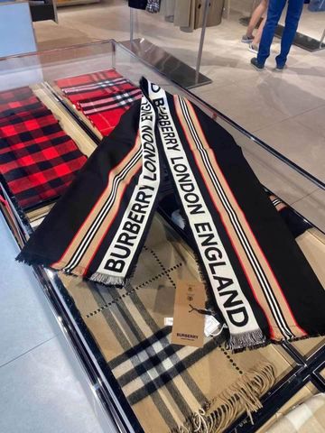 Khăn Burberry 80473481