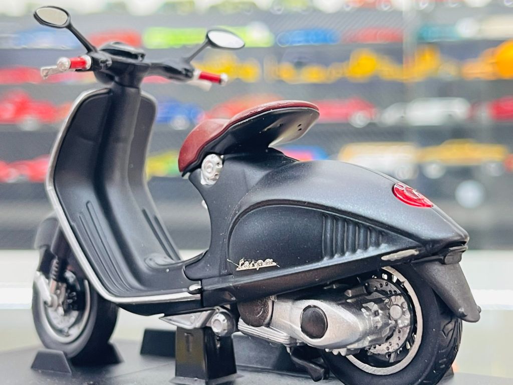 Mô hình xe Vespa 946 độ matt black 2023 tỉ lệ 1:18 Autono1 Welly D228