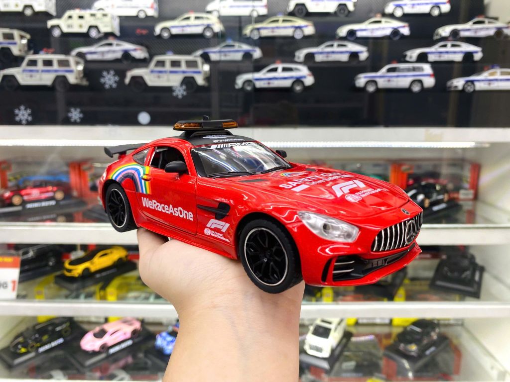 Mô hình xe dẫn đoàn đua F1 Mercedes Benz AMG GTR Safety car - full open - đánh lái - đèn - âm thanh tỉ lệ 1:24 Alloy model OT600