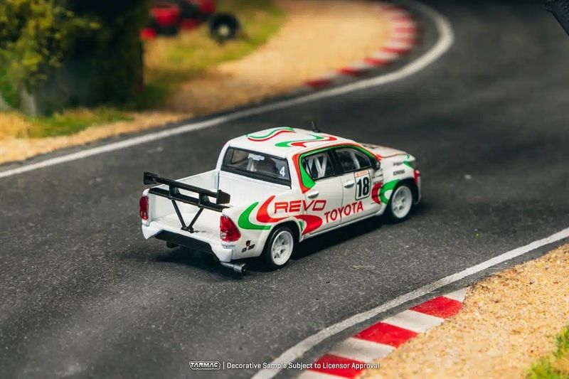  Mô hình xe Toyota Hilux White tỉ lệ 1:64 Tarmac Works T64-041-WH2 
