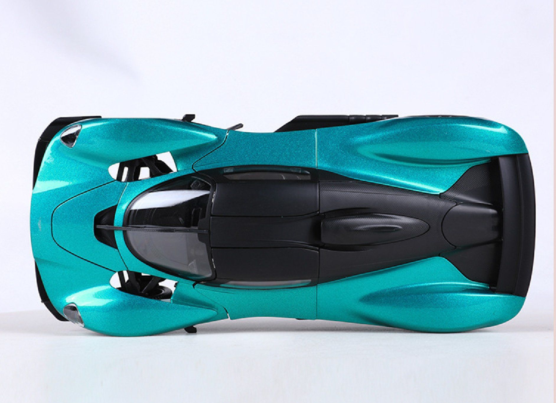  Mô hình xe Aston Martin Valkyrie 2022 Green 1:18 Maisto 31465 GN OT18021 
