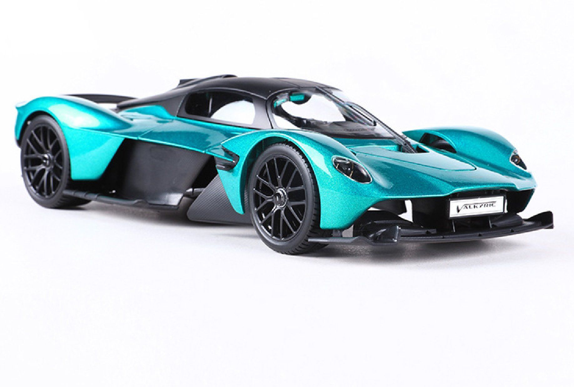  Mô hình xe Aston Martin Valkyrie 2022 Green 1:18 Maisto 31465 GN OT18021 