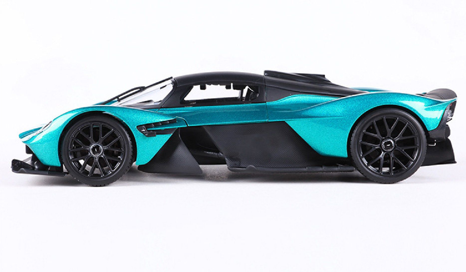 Mô hình xe Aston Martin Valkyrie 2022 Green 1:18 Maisto 31465 GN OT18021 