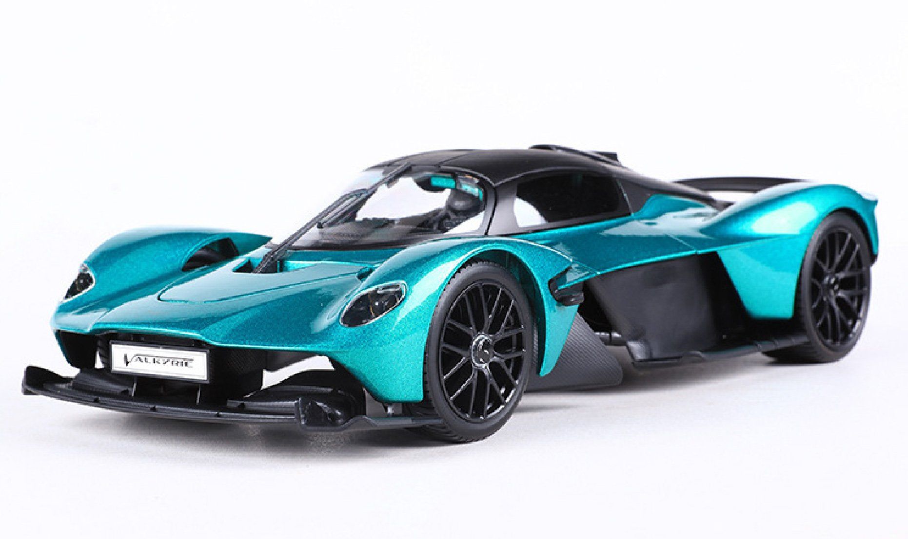  Mô hình xe Aston Martin Valkyrie 2022 Green 1:18 Maisto 31465 GN OT18021 
