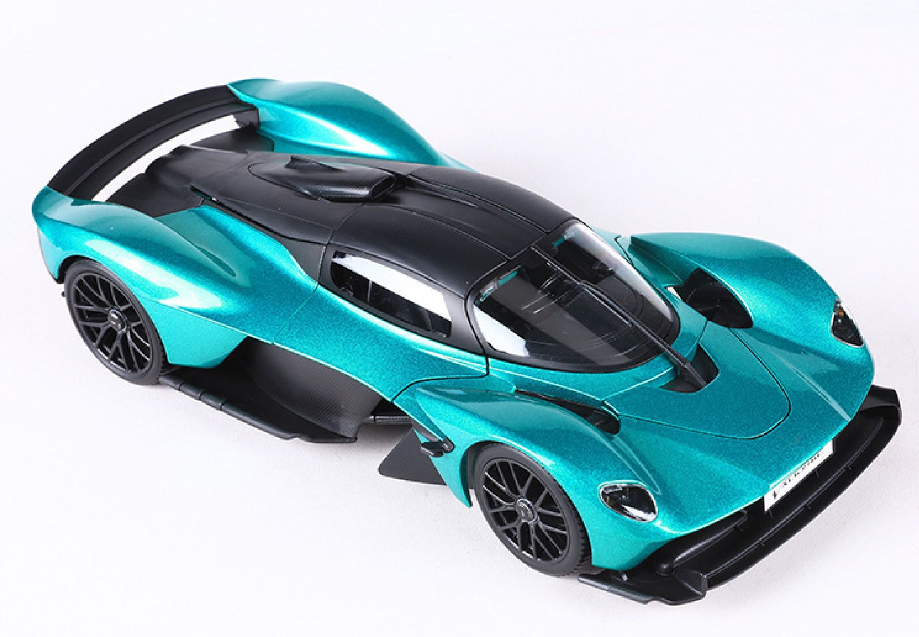  Mô hình xe Aston Martin Valkyrie 2022 Green 1:18 Maisto 31465 GN OT18021 