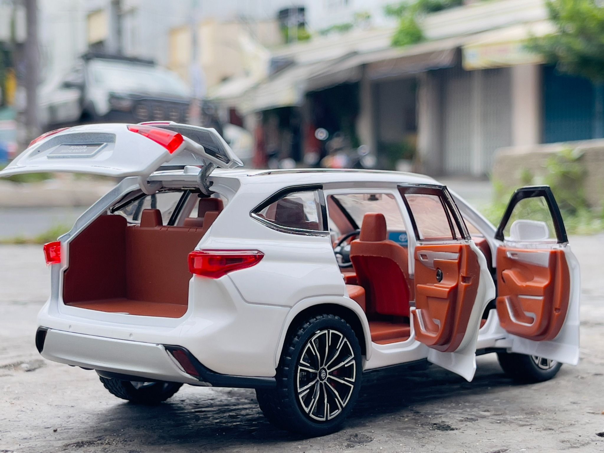  Mô hình xe Toyota Highlander đánh lái được full open tỉ lệ 1:24 Jinlifang OT045 