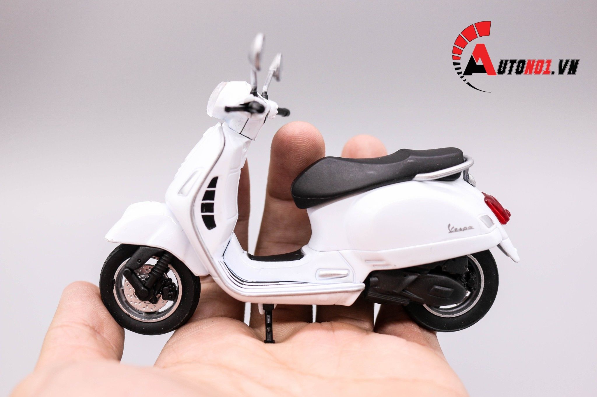  Mô hình xe Vespa gts 125cc 2017 white 1:18 Welly MT078D 