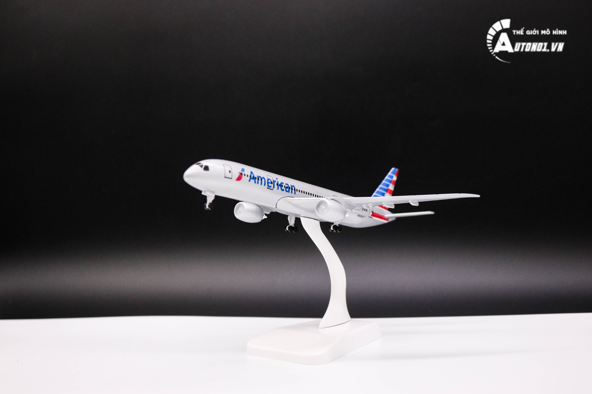  Mô hình máy bay American Airlines Boeing B777 có bánh xe 20cm MB20063 