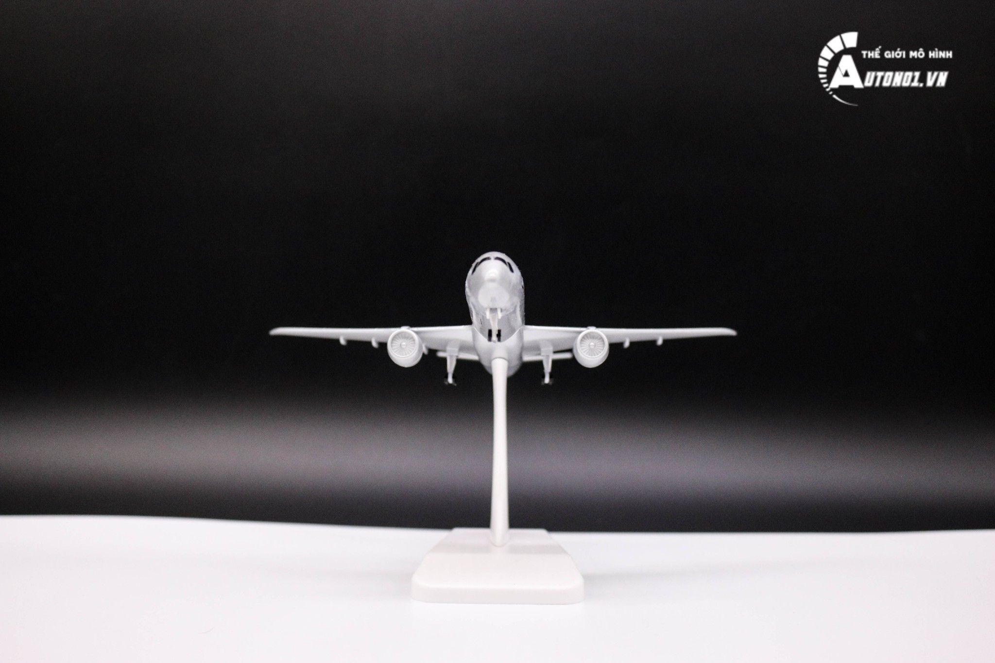  Mô hình máy bay American Airlines Boeing B777 có bánh xe 20cm MB20063 