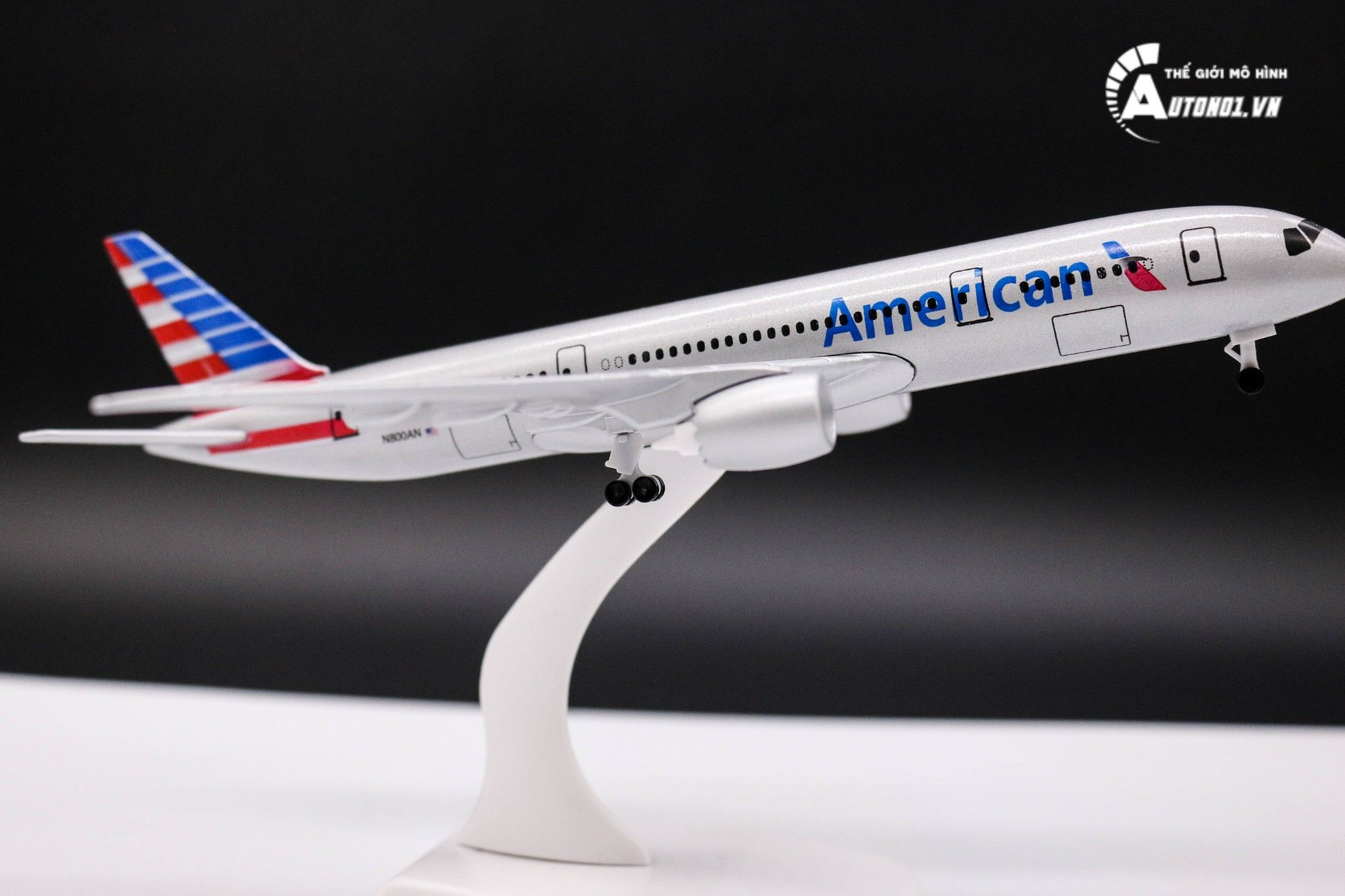  Mô hình máy bay American Airlines Boeing B777 có bánh xe 20cm MB20063 