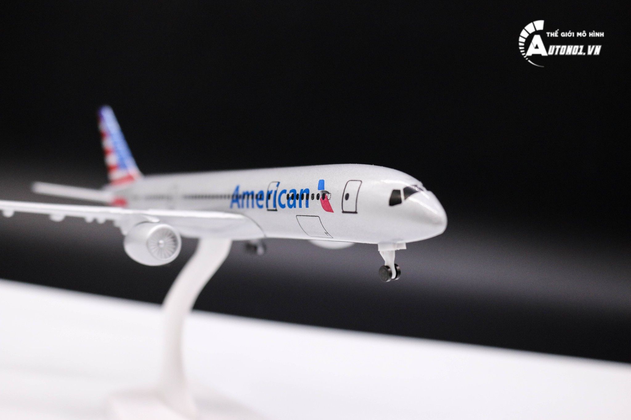  Mô hình máy bay American Airlines Boeing B777 có bánh xe 20cm MB20063 