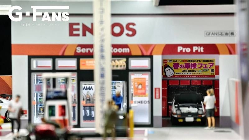  Hộp trưng bày mô phỏng Trạm đổ xăng dầu ENEOS và bãi đỗ xe có đèn tỉ lệ 1:64 G FAN-MODELS 710038 