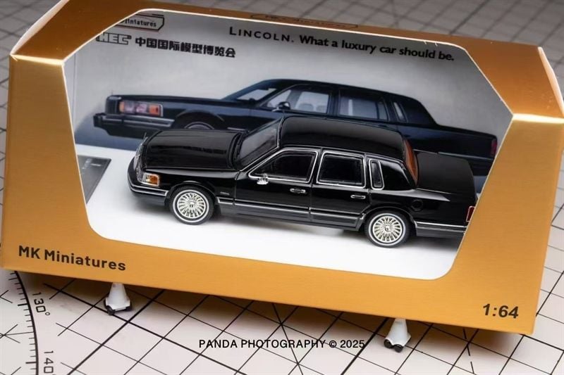  Mô hình xe Lincoln Town Car 1992 tỉ lệ 1:64 MK Miniatures OT64334 
