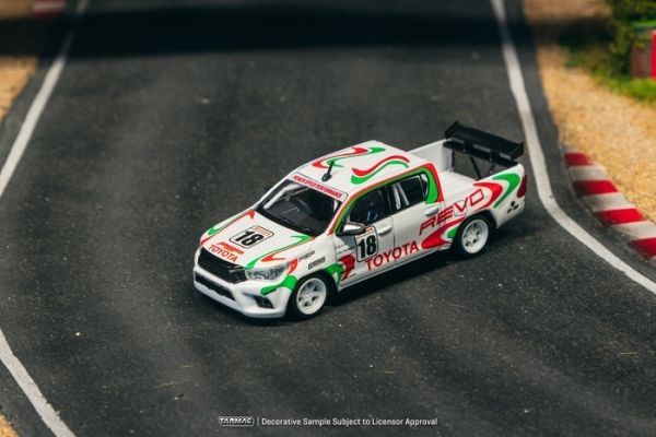  Mô hình xe Toyota Hilux White tỉ lệ 1:64 Tarmac Works T64-041-WH2 