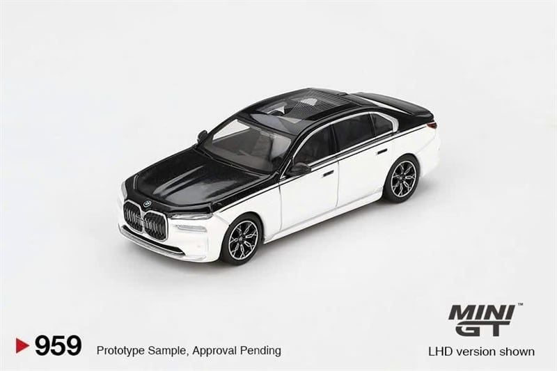  Mô hình xe BMW i7 xDrive60 Alpine White / Black Sapphire bản card tỉ lệ 1:64 MiniGT MGT00959-BL 